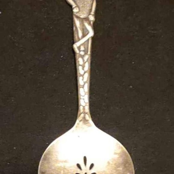 VINTAGE CARLTON SIVLER PLATE PLANTERS MR. PEANUT SLOTTED SPOON 5 1/4" Long - Picture 3 of 9